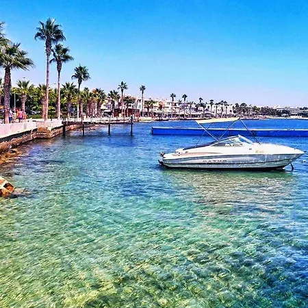Lägenhet Large Holiday Apartments Larnaca